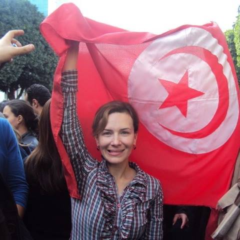 Emna Jeblaoui, le 14 javier 2011, devant un drapeau qui est aujourd'hui plus bas que terre !